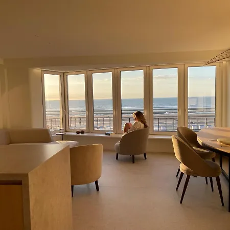 Apartment Zeedijk Oostduinkerke Frontaal Zeezicht - Volledig Gerenoveerd 2022!
