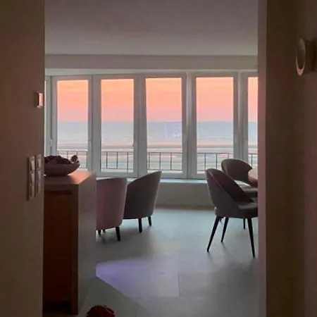 Apartment Zeedijk Oostduinkerke Frontaal Zeezicht - Volledig Gerenoveerd 2022!